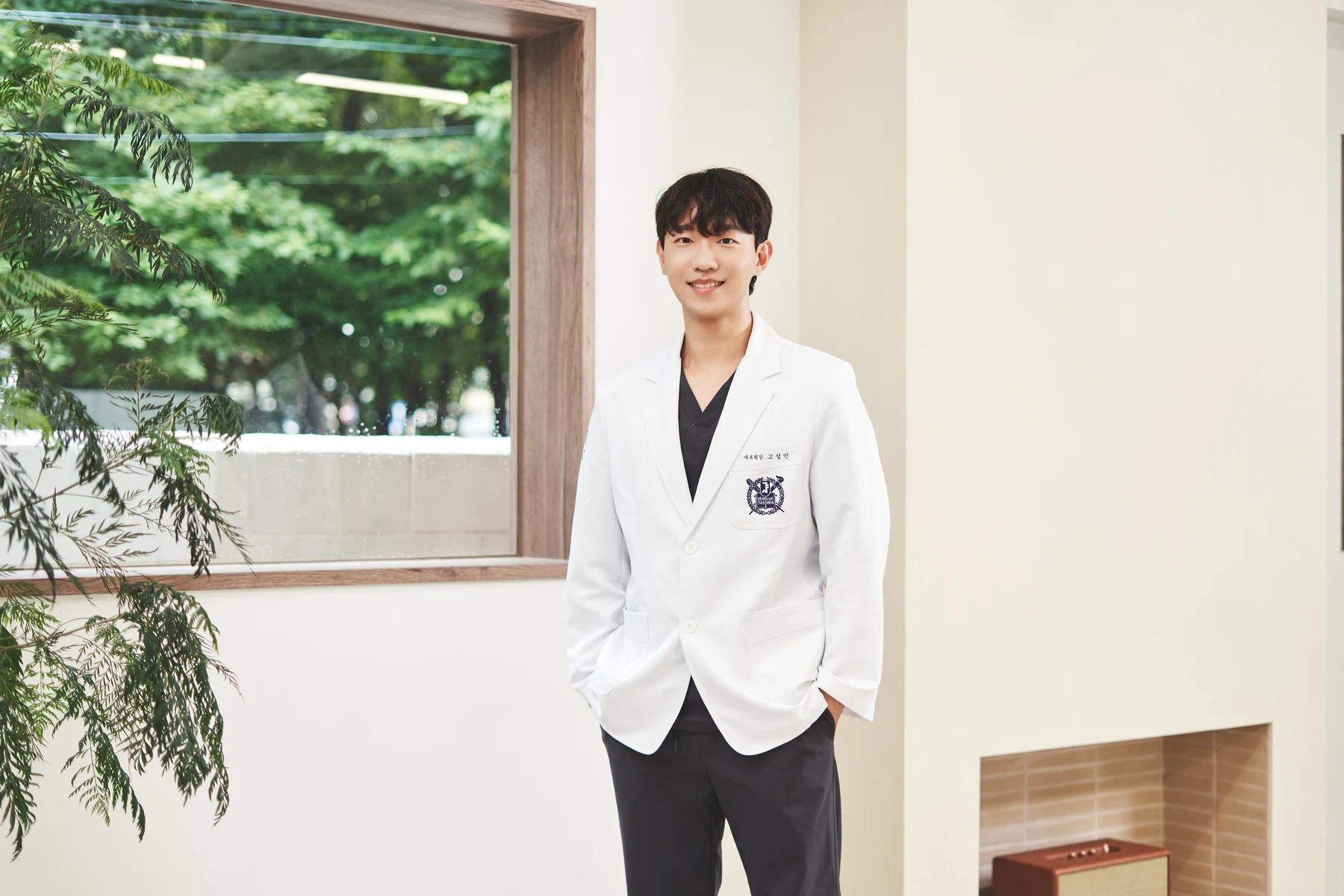 창가에 선 고성민 대표원장