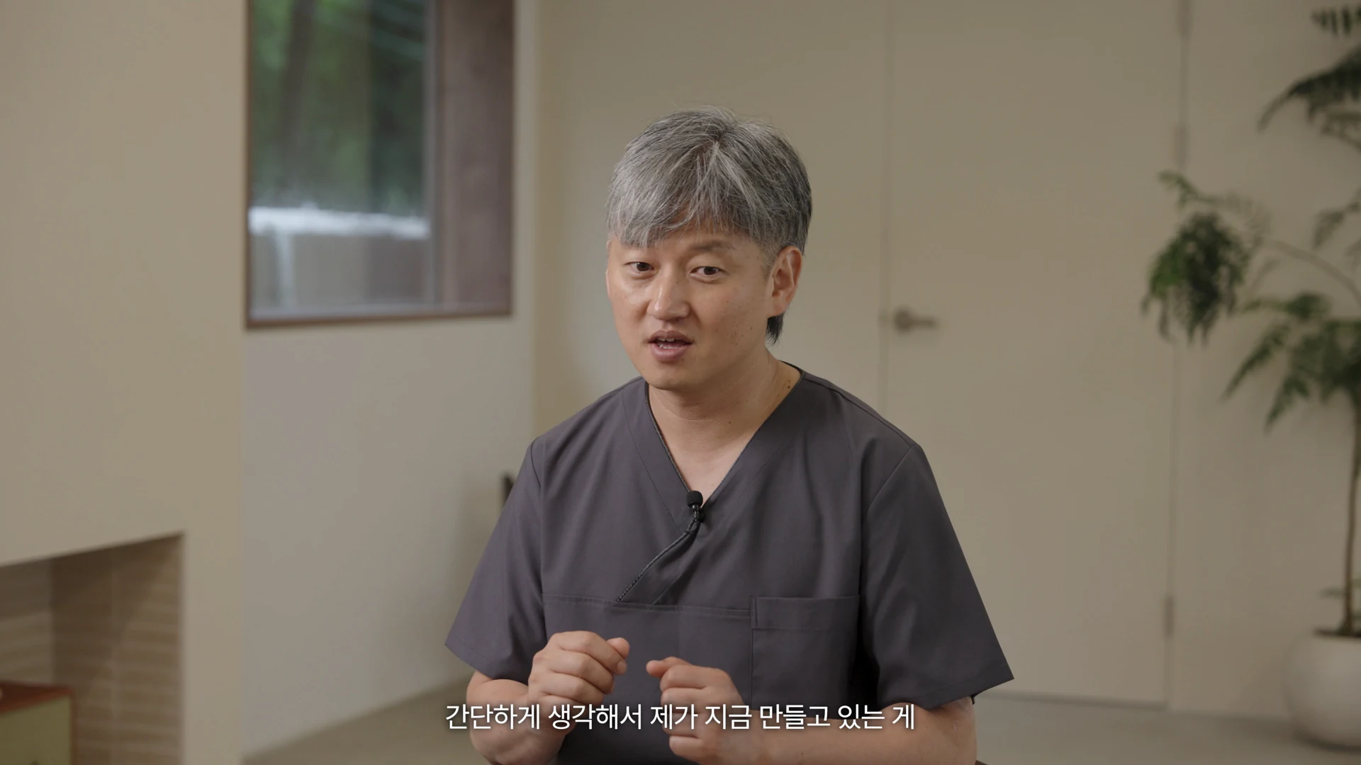 Kim Byeonghee 坐着并配合手势,讲述对制作工作的思考